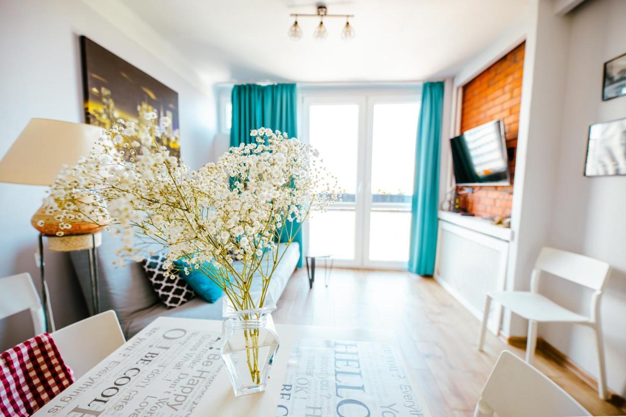 Bright 14th Floor With Balcony & Views Apartment *