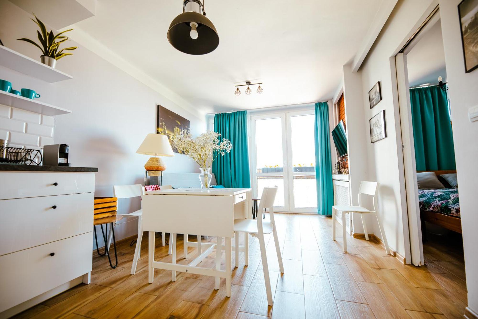 Bright 14th Floor With Balcony & Views