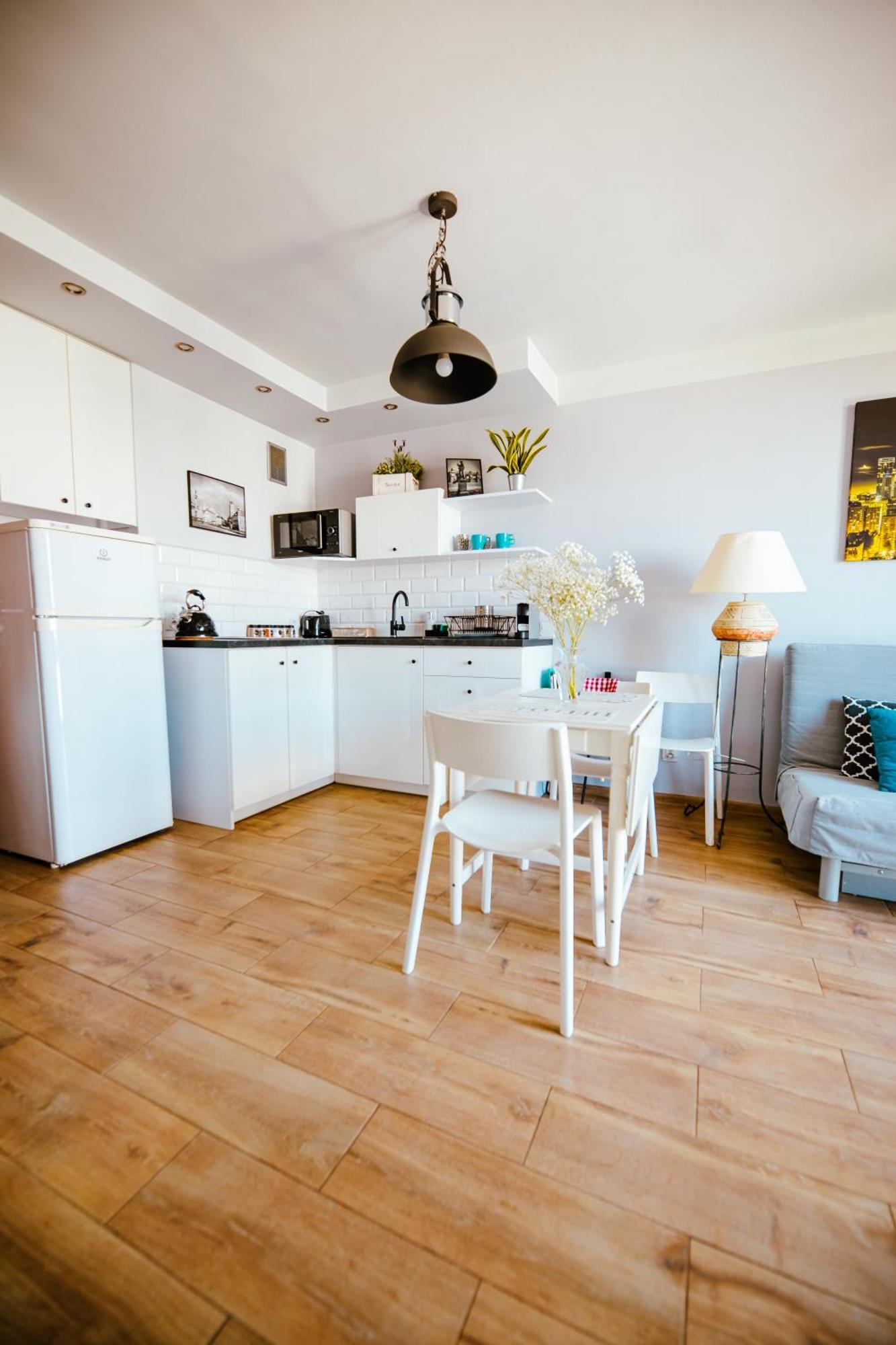 Bright 14th Floor With Balcony & Views Apartment *
